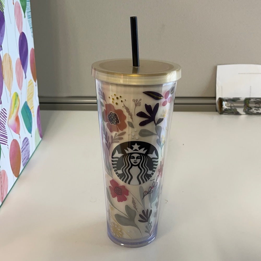 Starbucks cup with lid and straw